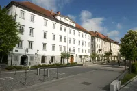 Zois Apartments Hôtels à : Lavrica