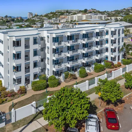 Madison Ocean Breeze Apartments Отели рядом с достопримечательностью «The Strand Beach»