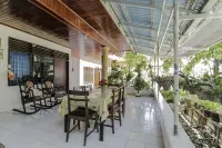 RedDoorz Near Sam Ratulangi Airport Manado Hotels in Mapanget