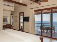 Las Verandas Hotel & Villas Hotele w: Pristine Bay