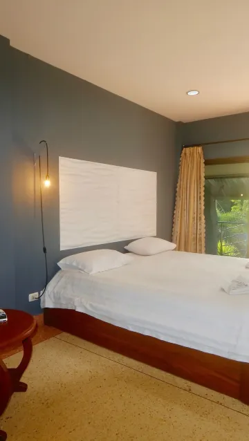 ห้องสแตนดาร์ดเตียงคิงไซส์พร้อมระเบียงและวิวสระว่ายน้ำ