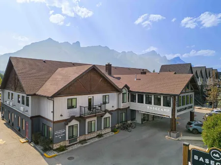 Basecamp Lodge Canmore Отели в г. Канмор