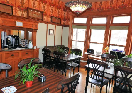 Champaign Garden Inn Отели в г. Шампейн