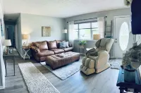 Travel Professionals Towpath Cottage Retreat Pet-Friendly Canal Home Fenced Yard Hotels in Akron