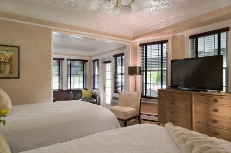 Chateau Inn and Suites Отели рядом с достопримечательностью «Парк Дивайн»