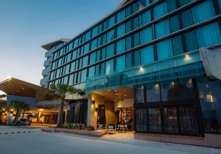 Eatons Hill Hotel Отели в г. Каллангер