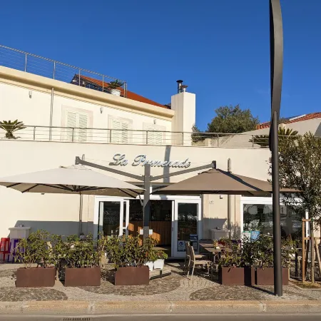 La Promenade Rooms & Suites