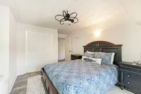 Quiet Lakefront. Huge 5/3. Deep Water. Pontoon Boat Available.