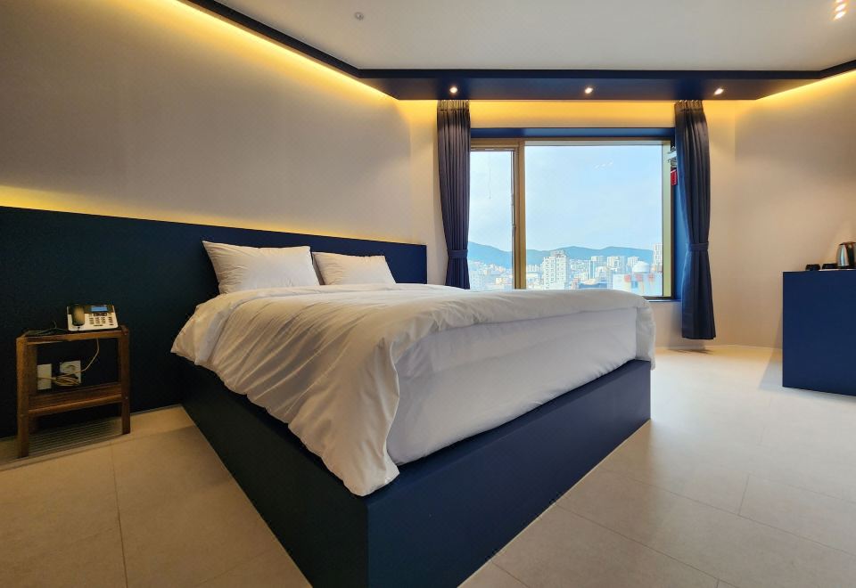 골드스톤호텔의 현대적인 객실 내부