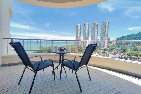 Sea View Paradise Отели рядом с достопримечательностью «Blue Whale Cruise Sdn. Bhd. - Penang»