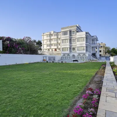Boheda Manor - Luxury Retreat Hotels near Marvel Water Park