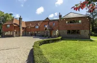 Sleeps10 18-Parking-Garden-Pool-HotTub-Balcony - balcony