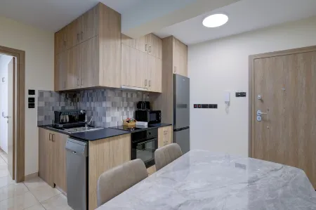 75 Prokymea- Steps from the Sea, Downtown, Balcony Отели рядом с достопримечательностью «Городской зоопарк»