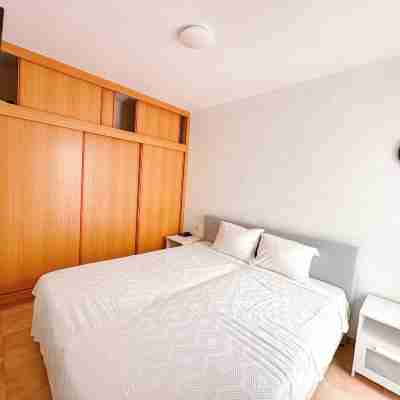 2Bed Apt Sleeps 4 - Parking Patio Wifi Rooms