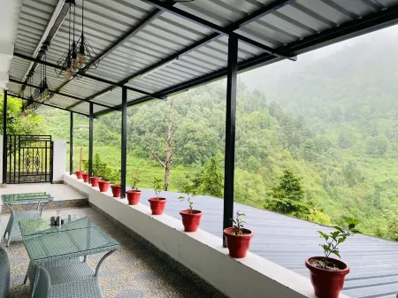 Studioz Paradise Hills Mussoorie Отели рядом с достопримечательностью «Mall Rd»