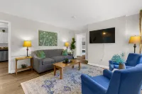 Mins to Hospital Airport & Dining- Rooms on Rose Отели в г. Трассвилл