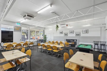 Canberra Holiday Village Отели рядом с достопримечательностью «Canberra Outlet Centre»