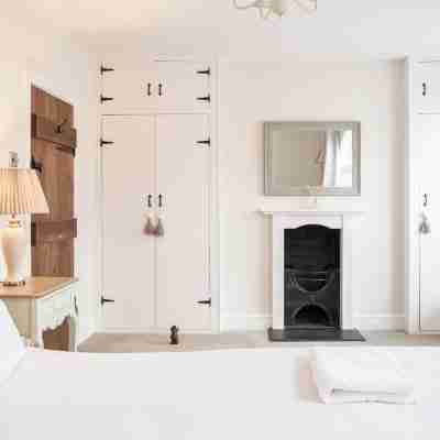 Charming 2 Bed House in Tewkesbury Centre Rooms