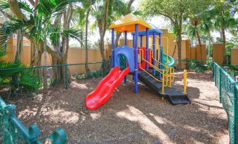 Lux Condo at Yacht Club 10 Min from Beach