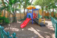 Lux Condo at Yacht Club 10 Min from Beach