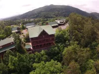 Ern854 - Wagon Wheel Lodge - Great Location! Close to All the Action! 9 Bedroom Cabin by RedAwning
