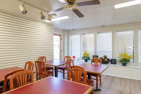 Road Creek Inn Отели в г. Loa