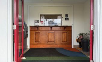 Magnolia Bay Hotel & Suites