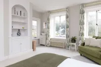 Country Retreat - Sleeps 14 - Large Garden Hotels in 
