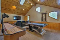 Black Bear by AvantStay Spacious Viking Lodge in Tahoe Donner w Game Room Hot Tub