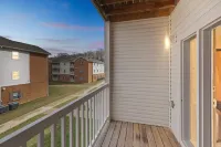Private Balcony and Access to Amenities - Spacious Modern Oasis Hôtels à : Ontario