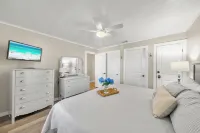 Summer Sale: Well-Stocked Gulf Front Retreat with Amazing Views! Community Pool!