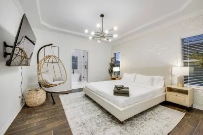 Luxurious gem with a pool, spa and outdoor kitchen Structured Chaos Farm 주변 호텔