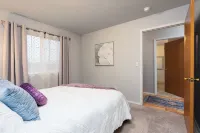 Charming 2-bedroom house in Spokane with WiFi and AC 스포캔 호텔