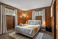 NEW! Woodland Retreat - Hot tub/Game Room/Firepit Hotels near White Gates Farm