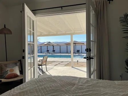 Luxury Desert Escape - Pool, Spa & Panoramic Views - 5 Min to J.T. Park Entrance Отели рядом с достопримечательностью «Bowladium»