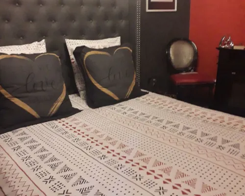 LOVE ROOM Red and black Hotels in Barr