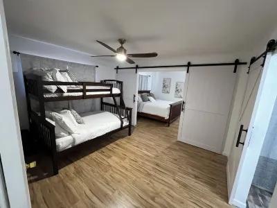 Spacious Home + Private Suite with Separate Entrance. Family Friendly! Hotels near Embry-Riddle Aeronautical University - Prescott