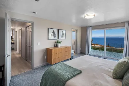 Costa Vista, Ocean Front, Hot Tub, Game Room, BBQ, Sleeps 16