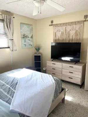 The Lovely La Petite 2-bedroom Duplex with AC, WiFi in Wonderful Jacksonville 욘 세션즈 스타디움 주변 호텔