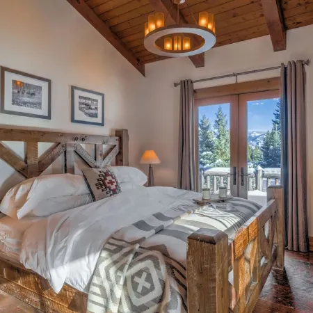 Charming 3-bedroom log cabin with Hot Tub and fitness room in delightful Big Sky