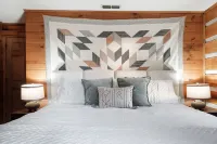 NEW Stylish Log Cabin w/Hot Tub, Views, Firepit in the Nantahala Forest!