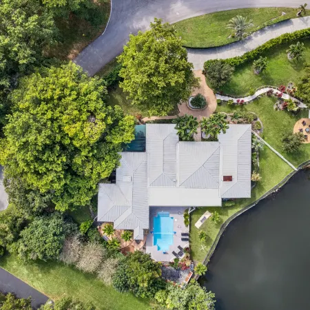 8Br Gem with Pool, Lake View & Tons of Amenities!