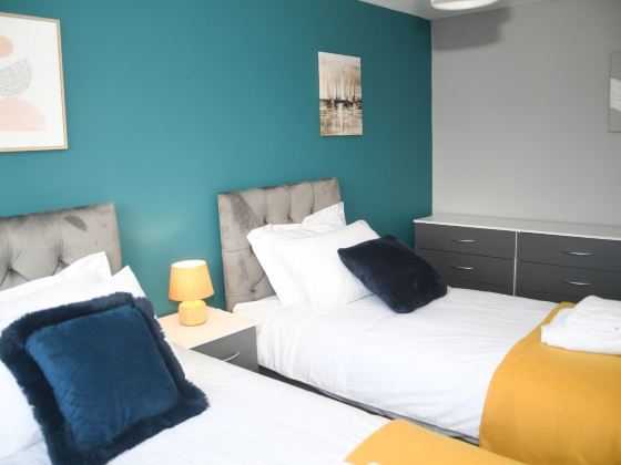House Sleeps 8 with Garden and Parking