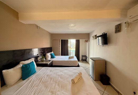 물루크 플라야의 모던하고 깔끔한 객실 내부