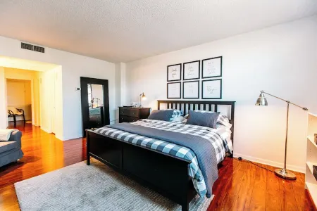 Modern 2 Bed, 2 Bath Gem in Sunny Isles – Prime Location on Collins Ave!