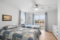 Attractive, updated 2-bedroom home, 5 min walk to beach, pets ok, onsite parking