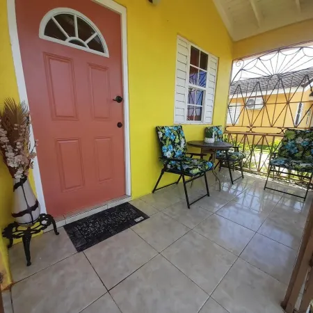 Sensational 2 Bedroom Getaway in Florence Hall