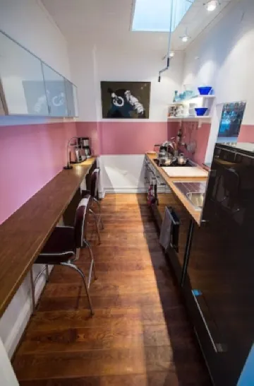 Excusive old building DG 80m² center within walking distance, 2 bedrooms, fireplace, XXL sofa