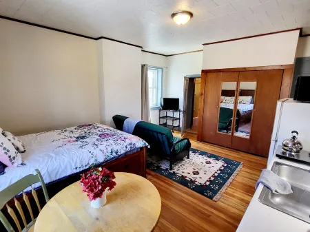 Homey Caretakers Room in historic Manor House!