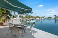 IRB Oasis: 2 homes, Heated Salt Pool, Waterfront, Sleeps 14